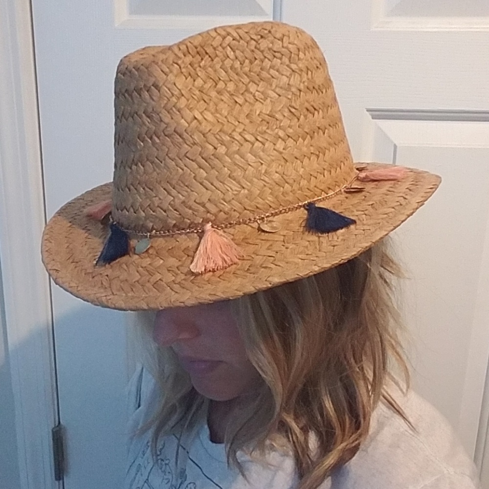 Straw hat w tassels/coins